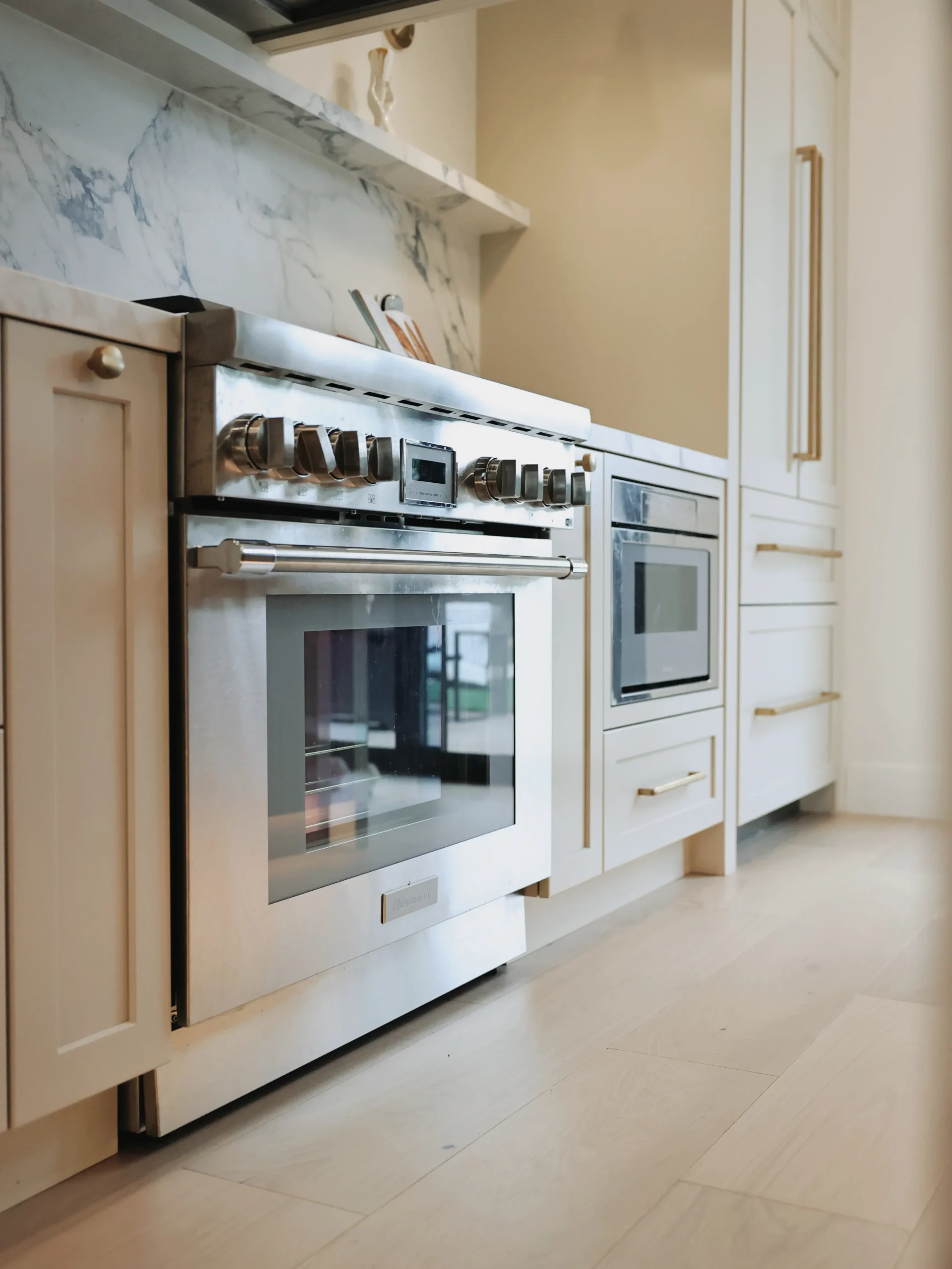 Bright Transitional Harmony, interior detail