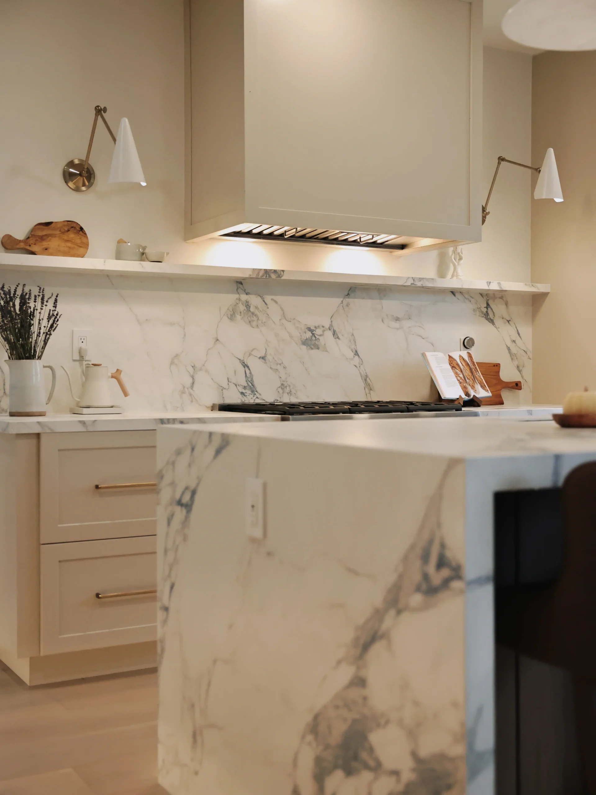 Bright Transitional Harmony, interior detail