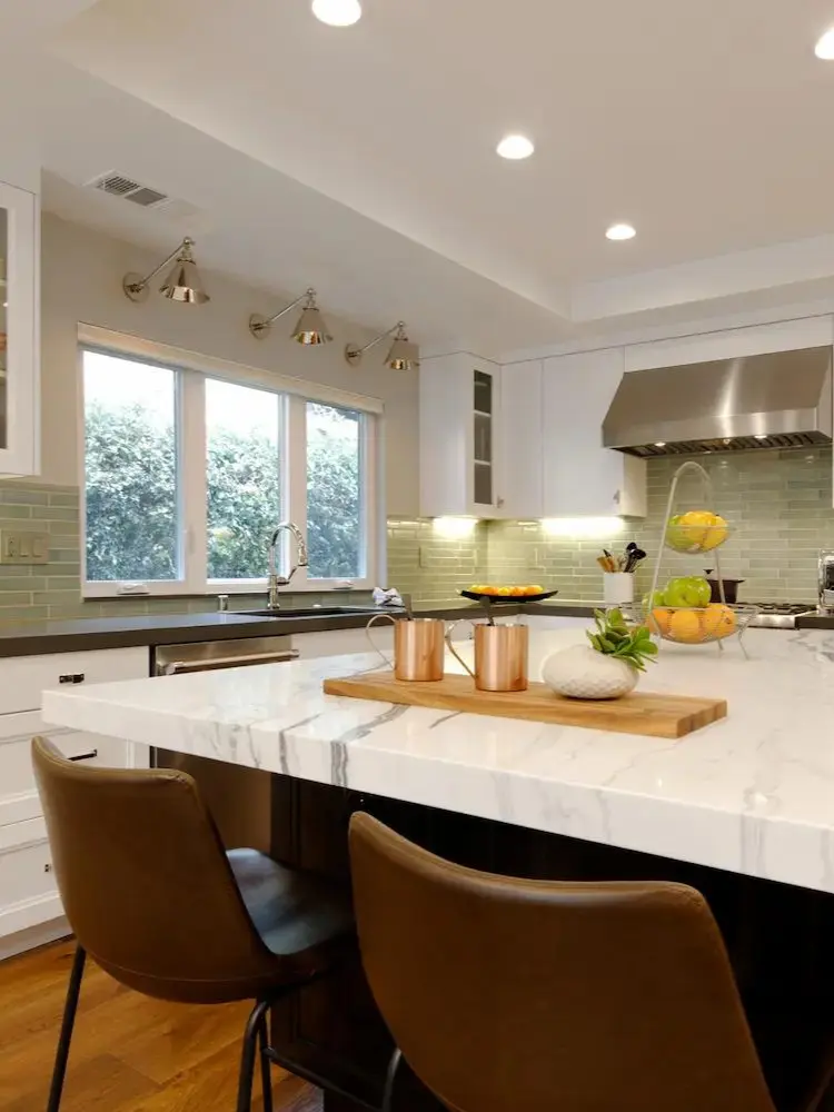 Minimalist kitchen and living area in a transitional design style, featuring neutral colors and open space