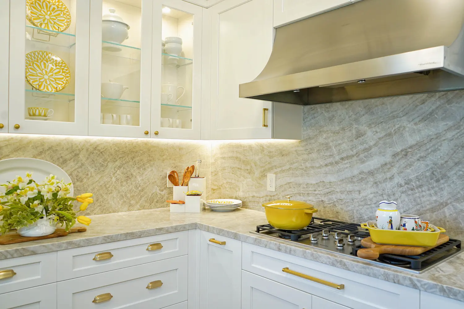 Radiant Gold Touch, interior detail
