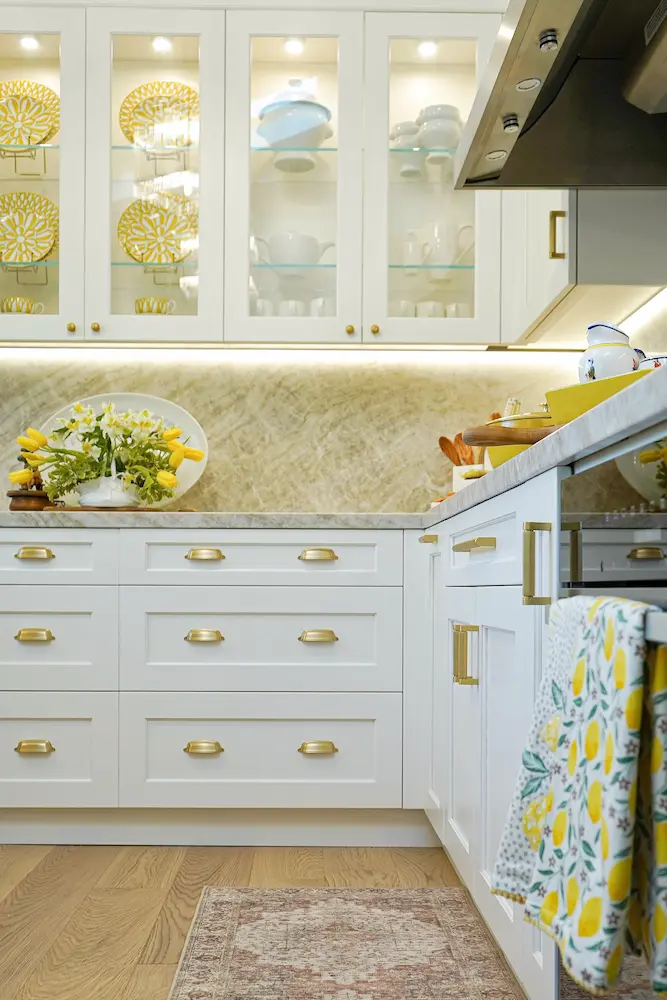 Radiant Gold Touch, interior detail
