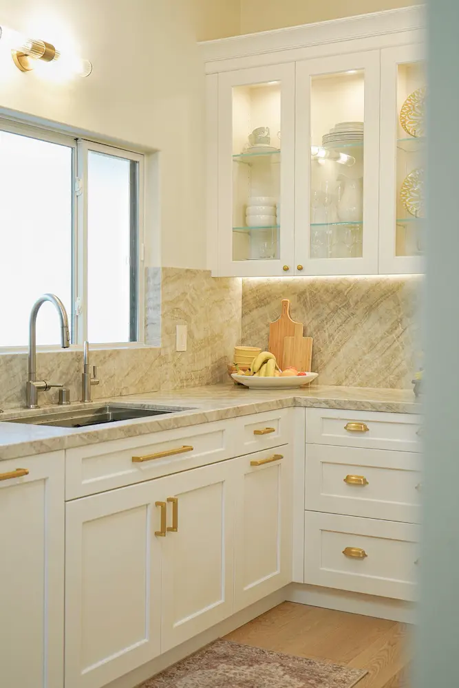 Radiant Gold Touch, interior detail