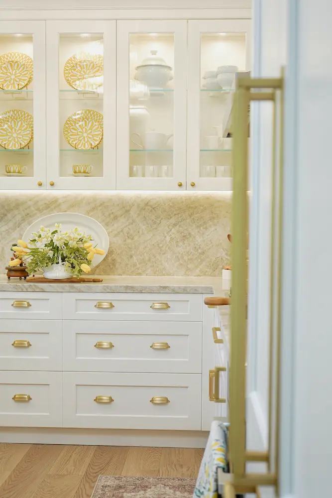 Radiant Gold Touch, interior detail